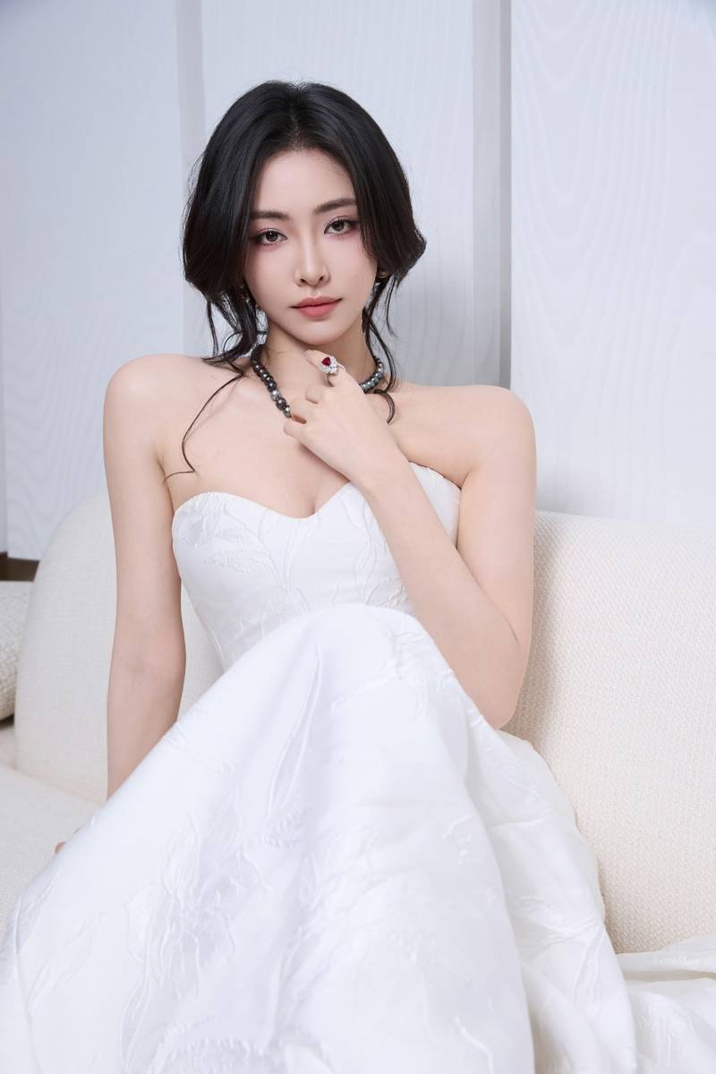 许佳琪穿白抹胸裙魅惑性感 盘发造型尽显撩人魅力