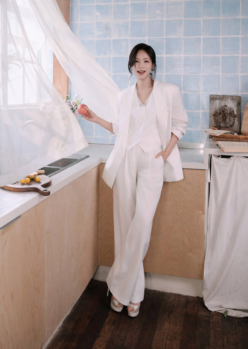 李一桐穿白色西装气质清新温柔 笑容浅浅松弛大方