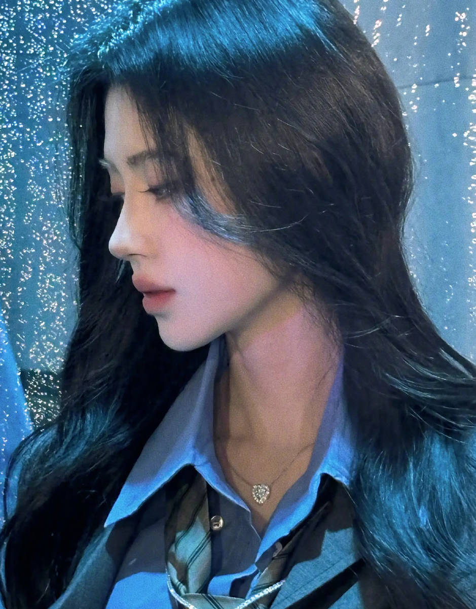 鞠婧祎雨夜撑伞图氛围感拉满！学院风穿搭秒变校花