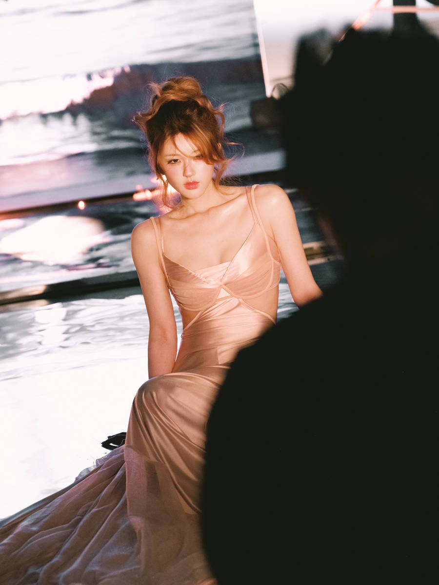 赵露思盘卷发丸子头慵懒灵动 穿缎面裙曲线玲珑