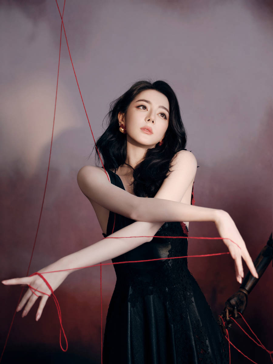 迪丽热巴化身提线木偶女郎！穿黑色深V裙性感吸睛