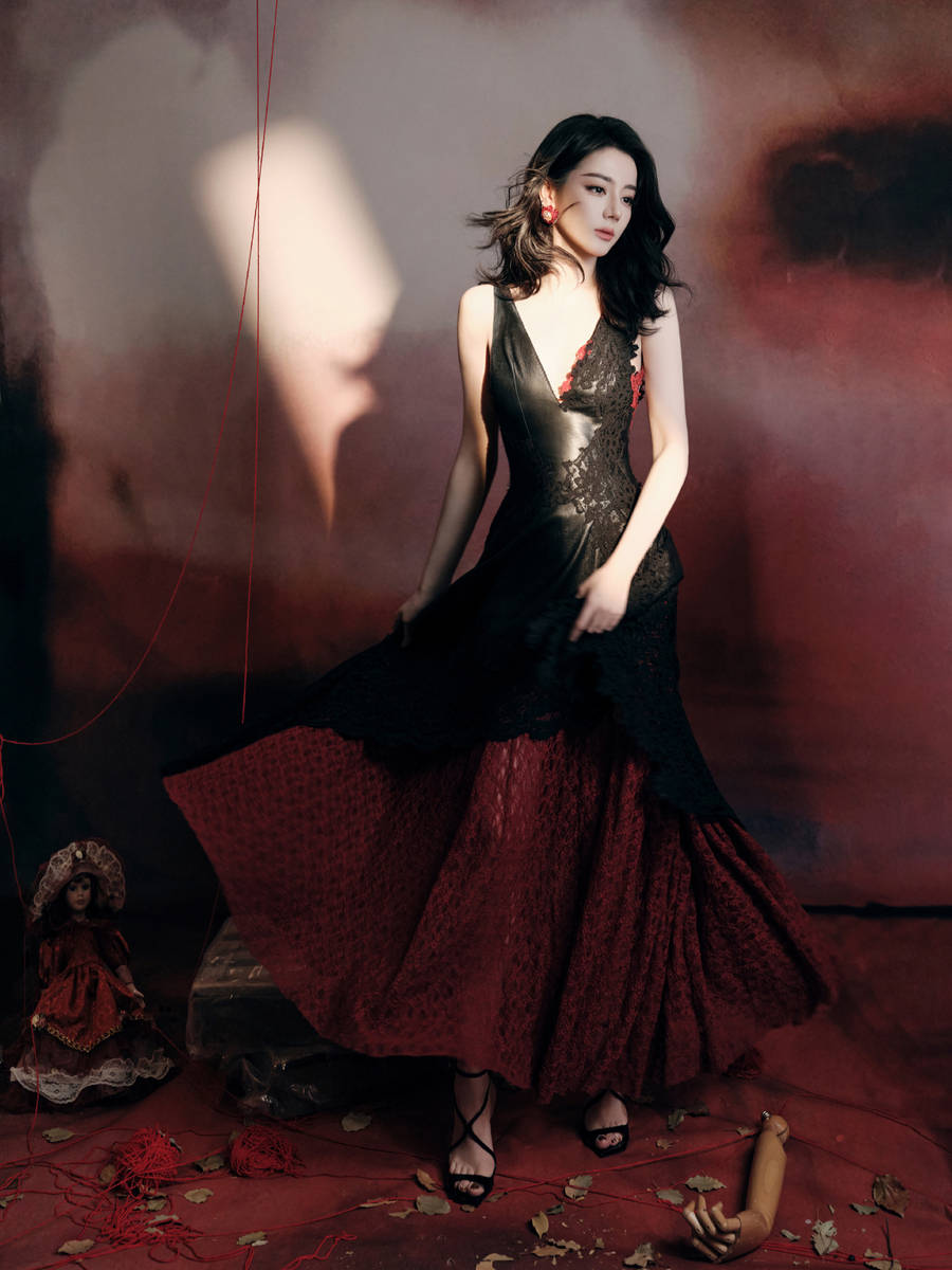 迪丽热巴化身提线木偶女郎！穿黑色深V裙性感吸睛