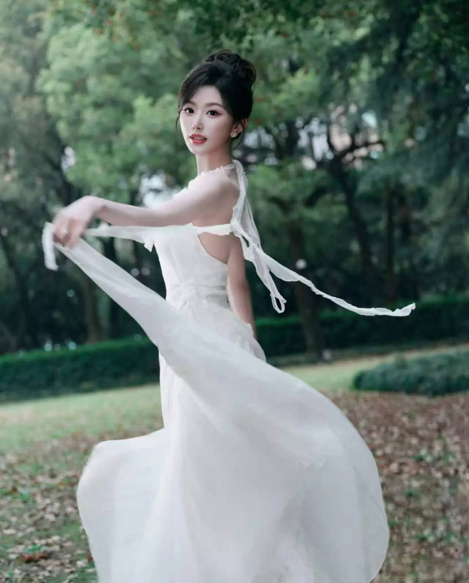 孔雪儿盘发气质清甜 白裙飘逸衬肤白貌美仙气足
