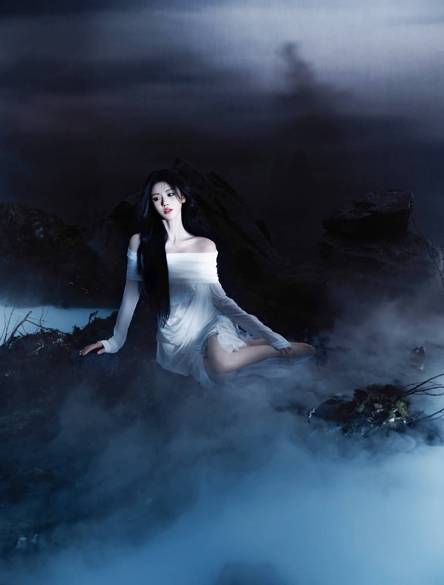 鞠婧祎身着纱裙清冷破碎 垂眸轻捻长发故事感满满