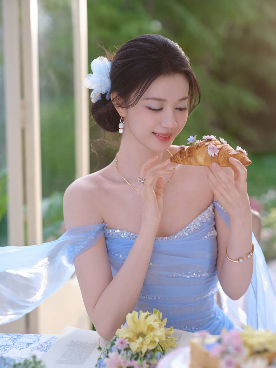 王楚然穿冰蓝纱裙宛若花中精灵 回眸灵动梦幻迷人