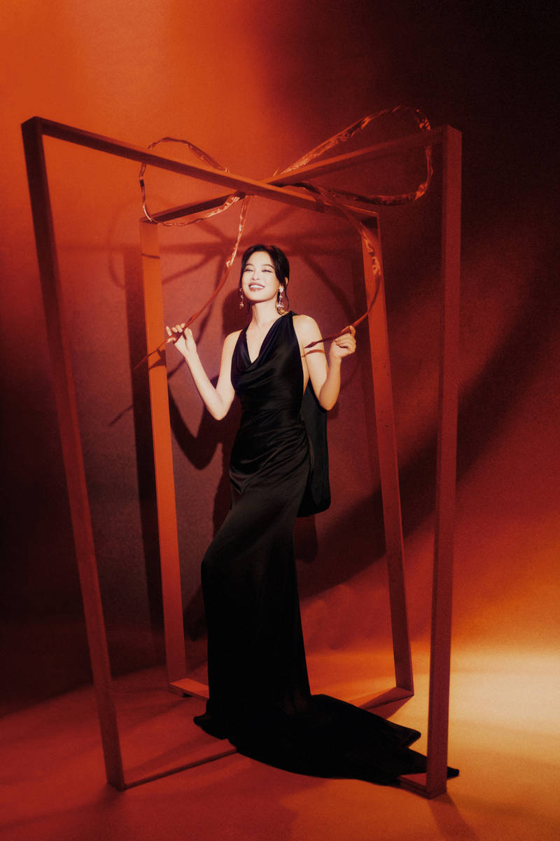 辛芷蕾身穿露背吊带裙性感吸睛 身材高挑气质在线