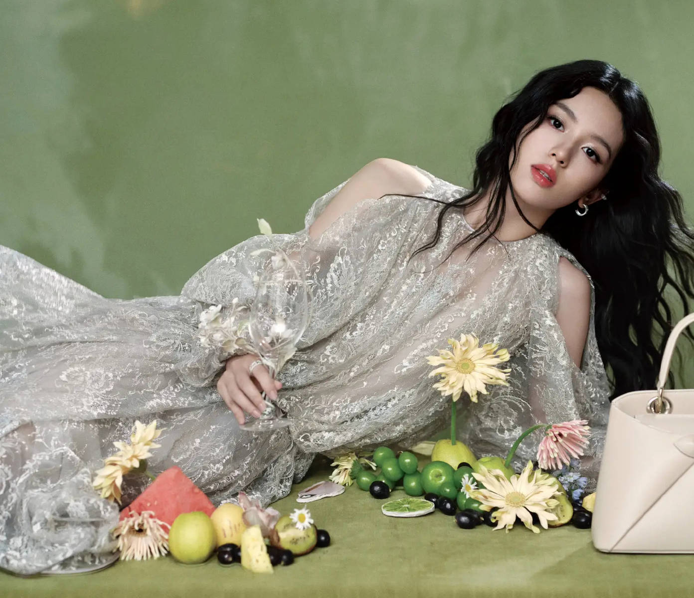 周也穿透视裙秀曼妙身姿 与鲜花绿植合影清新怡人