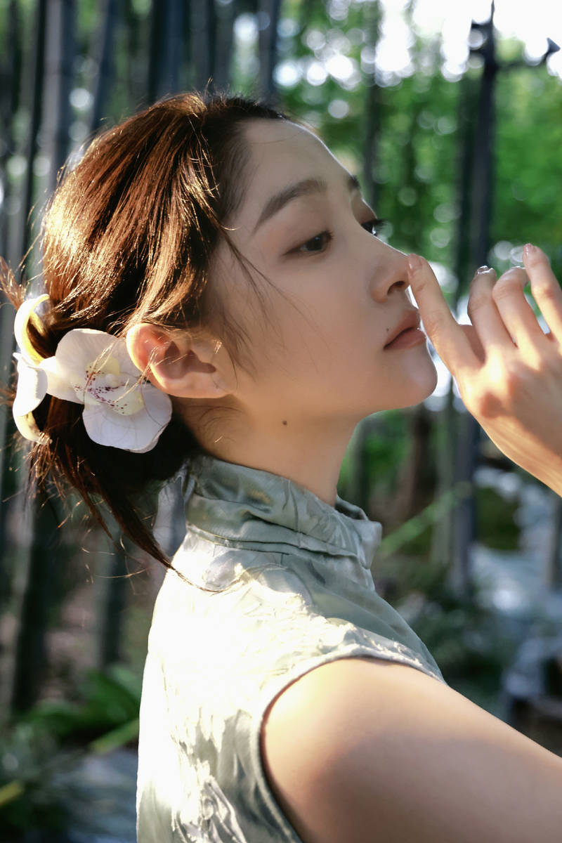 关晓彤竹林大片曝光！穿素色旗袍裙气质优雅迷人