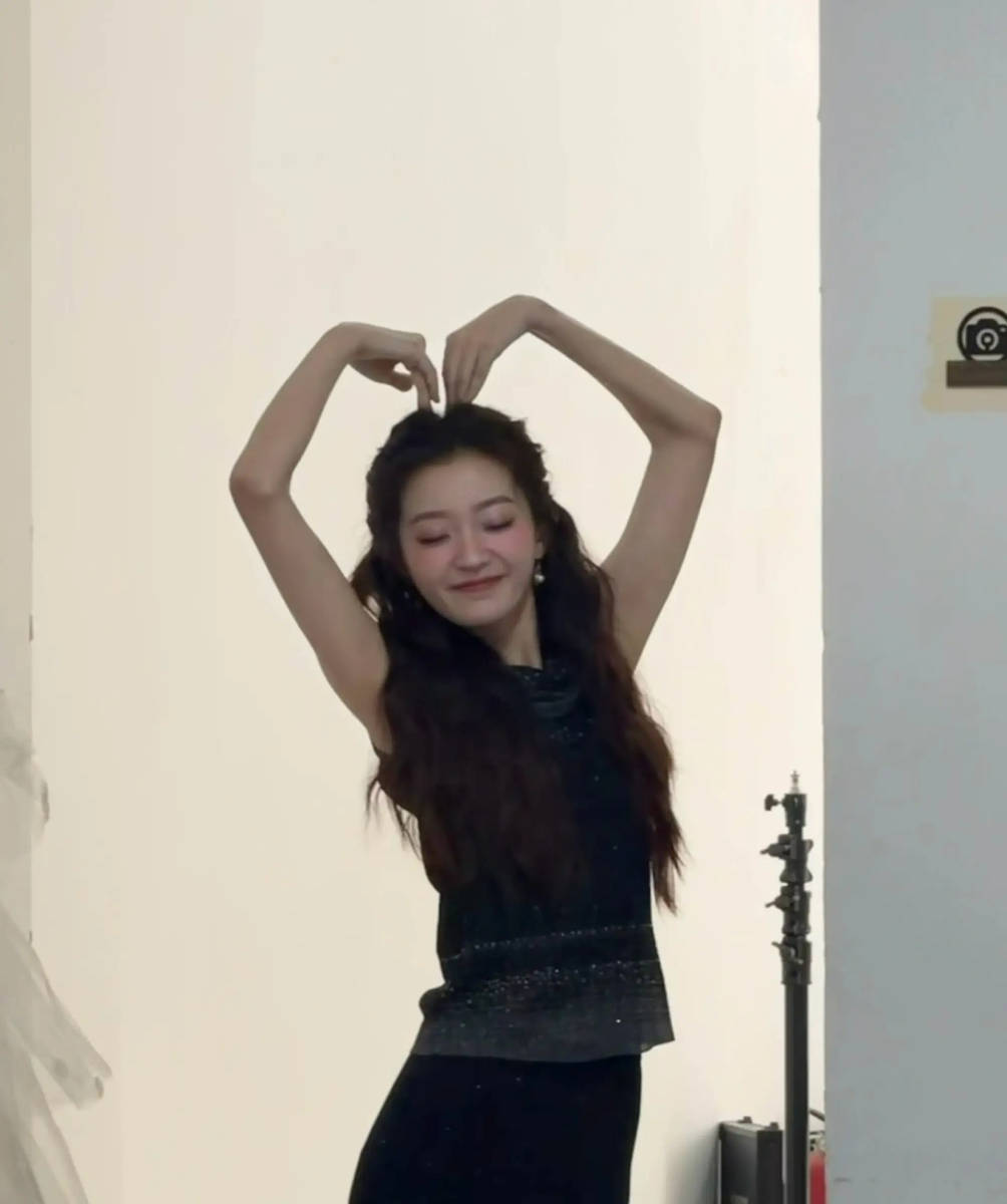 宋妍霏罗予彤晒片场合照 闺蜜相聚亲密贴贴超有爱