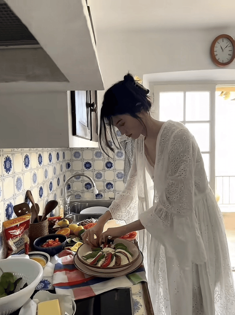 何穗化身厨娘仙气十足！度假和朋友享用美食心情好
