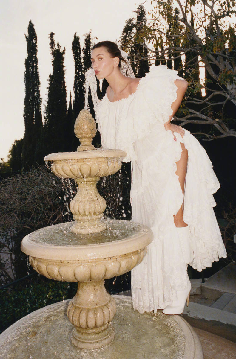 海莉比伯多造型演绎百变风格 明媚性感气场全开