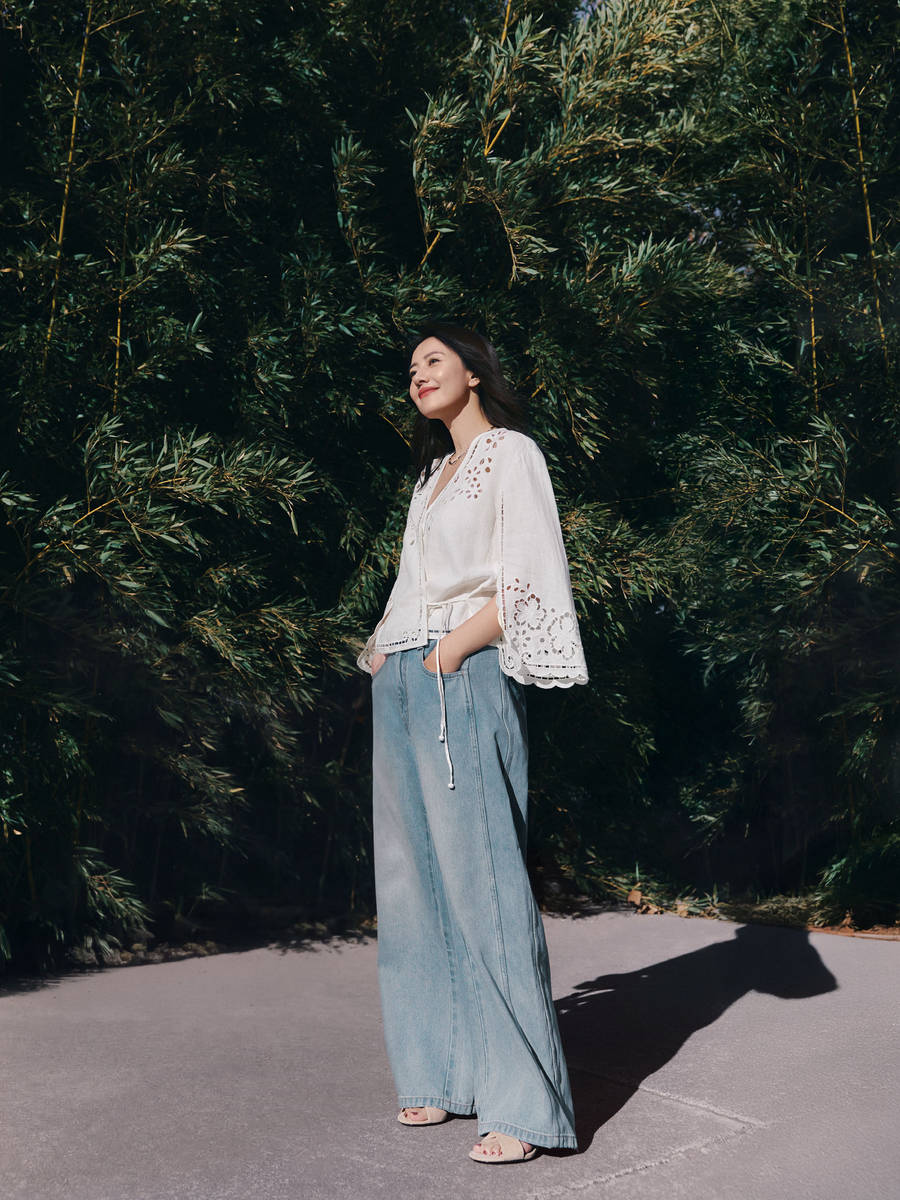 高圆圆拍春日氛围感美照！手举鲜花笑容明媚