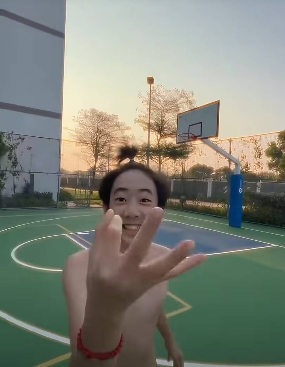 陈小春儿子Jasper现身球场 运球投篮尽显少年朝气