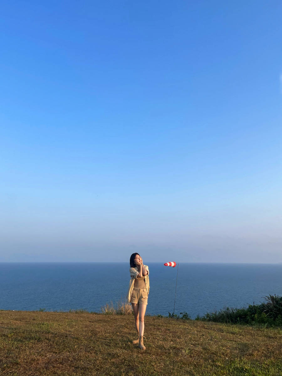 秦岚晒海边美照活力满满！穿超短裤秀美腿身材性感