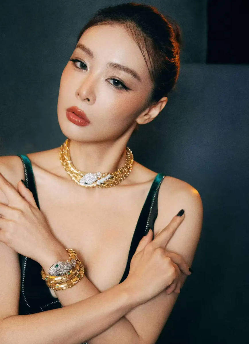 高叶穿墨绿深V裙大气性感 蛇形金饰加持贵气迷人