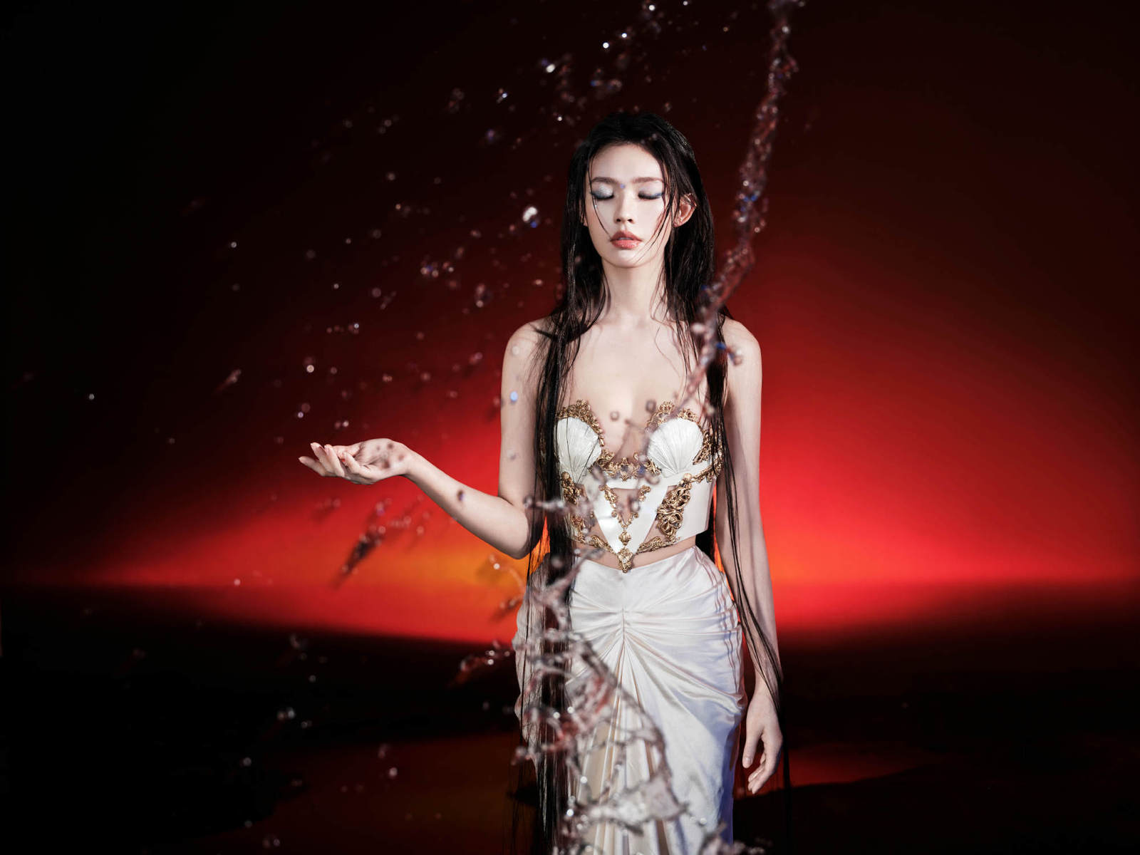 林允一袭白裙变身海底神女 侧颜绝美清冷感拉满