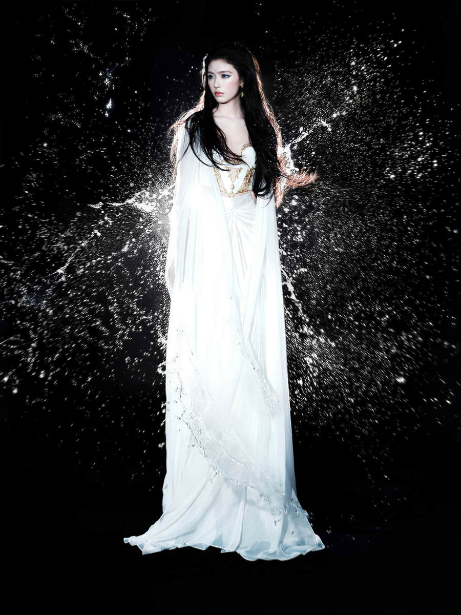 林允一袭白裙变身海底神女 侧颜绝美清冷感拉满