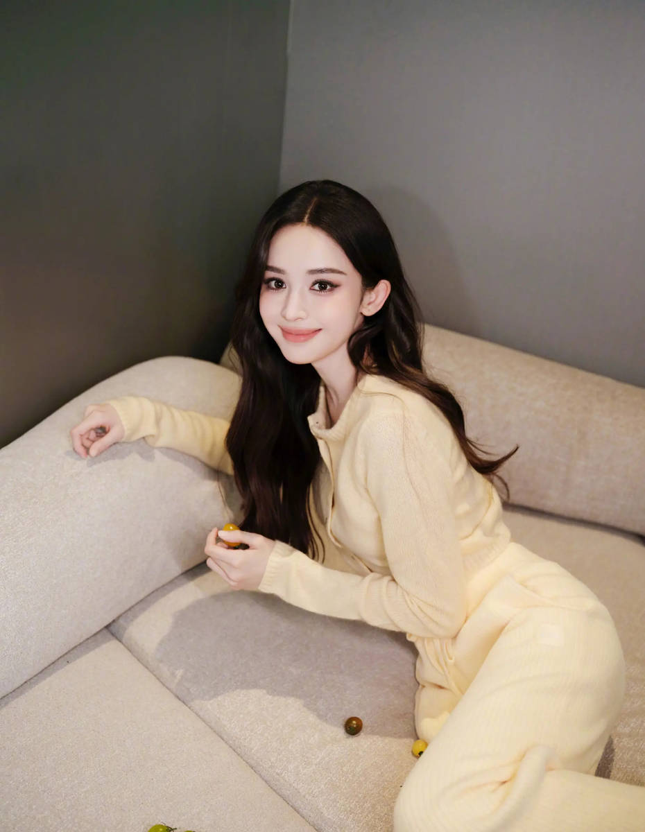 古力娜扎穿嫩黄色套装温柔明媚 露纤细腰肢似少女