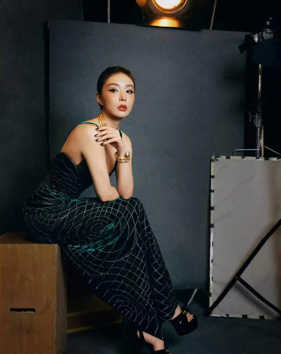 高叶穿墨绿深V裙大气性感 蛇形金饰加持贵气迷人