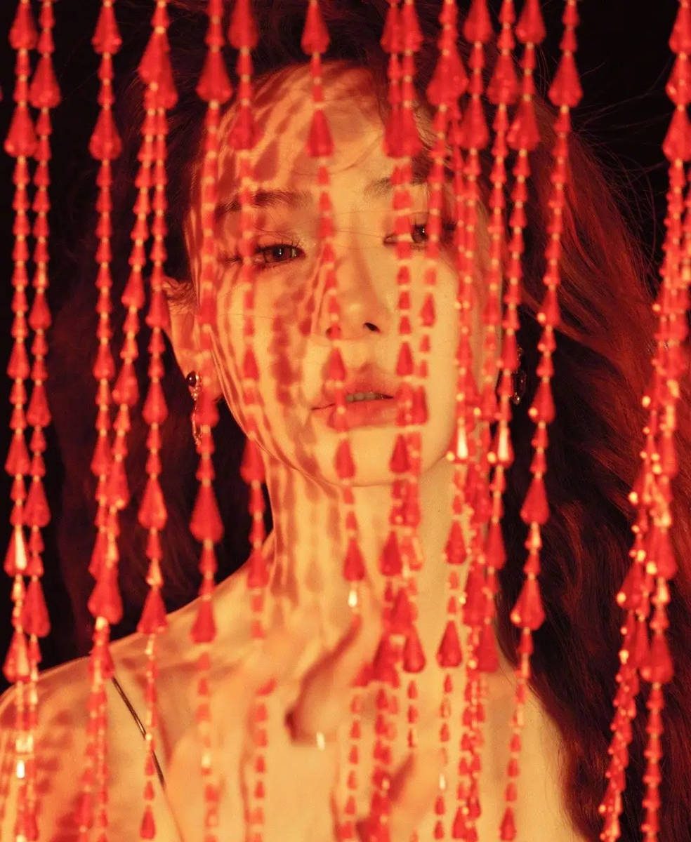 戚薇穿黑吊带勾勒精致肩颈 波浪卷发尽显港风魅惑