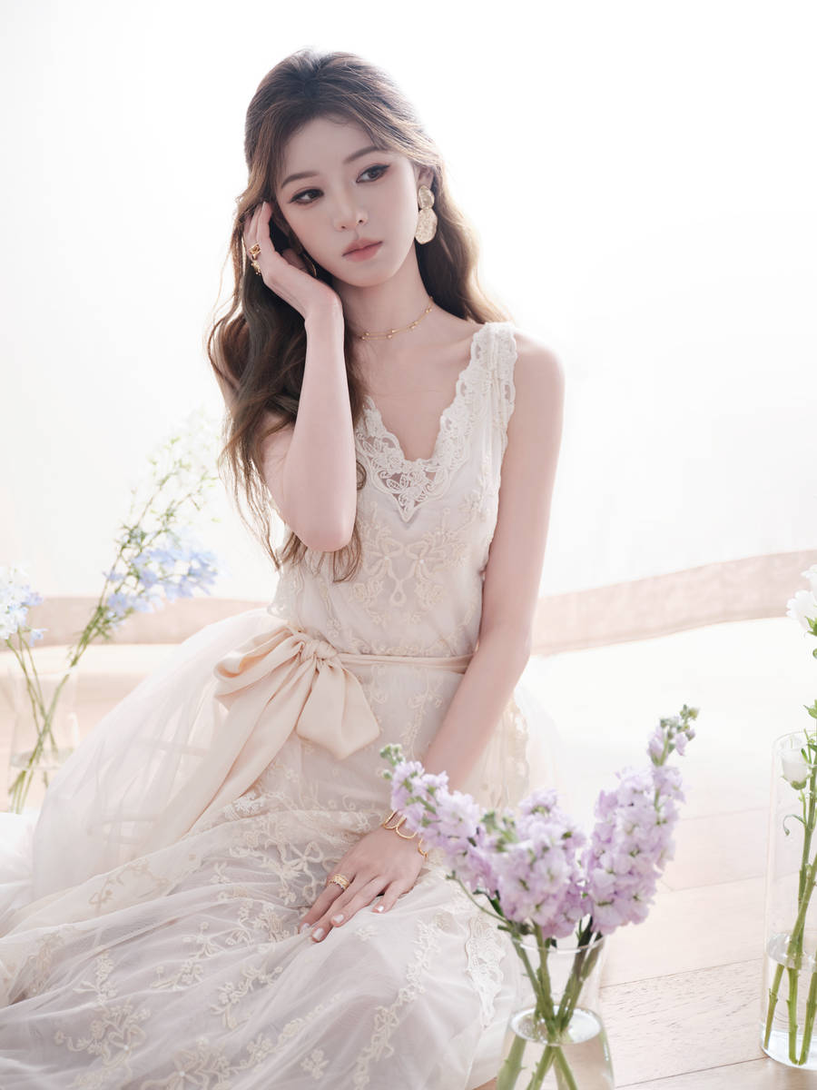 张予曦穿纱裙气质沉静优雅 手持花朵尽显温婉俏丽