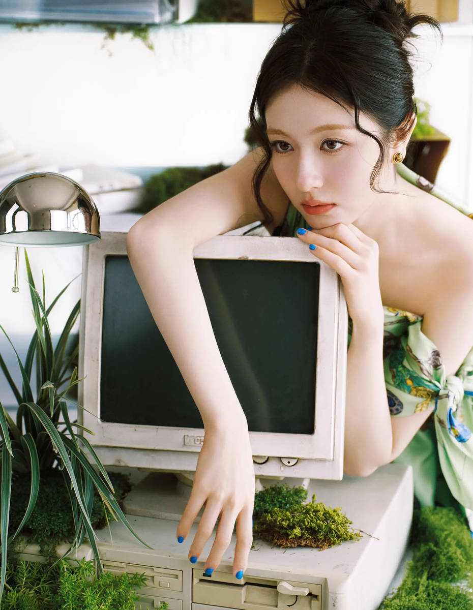 李兰迪穿斜肩裙秀好身材！化身时髦职场女郎