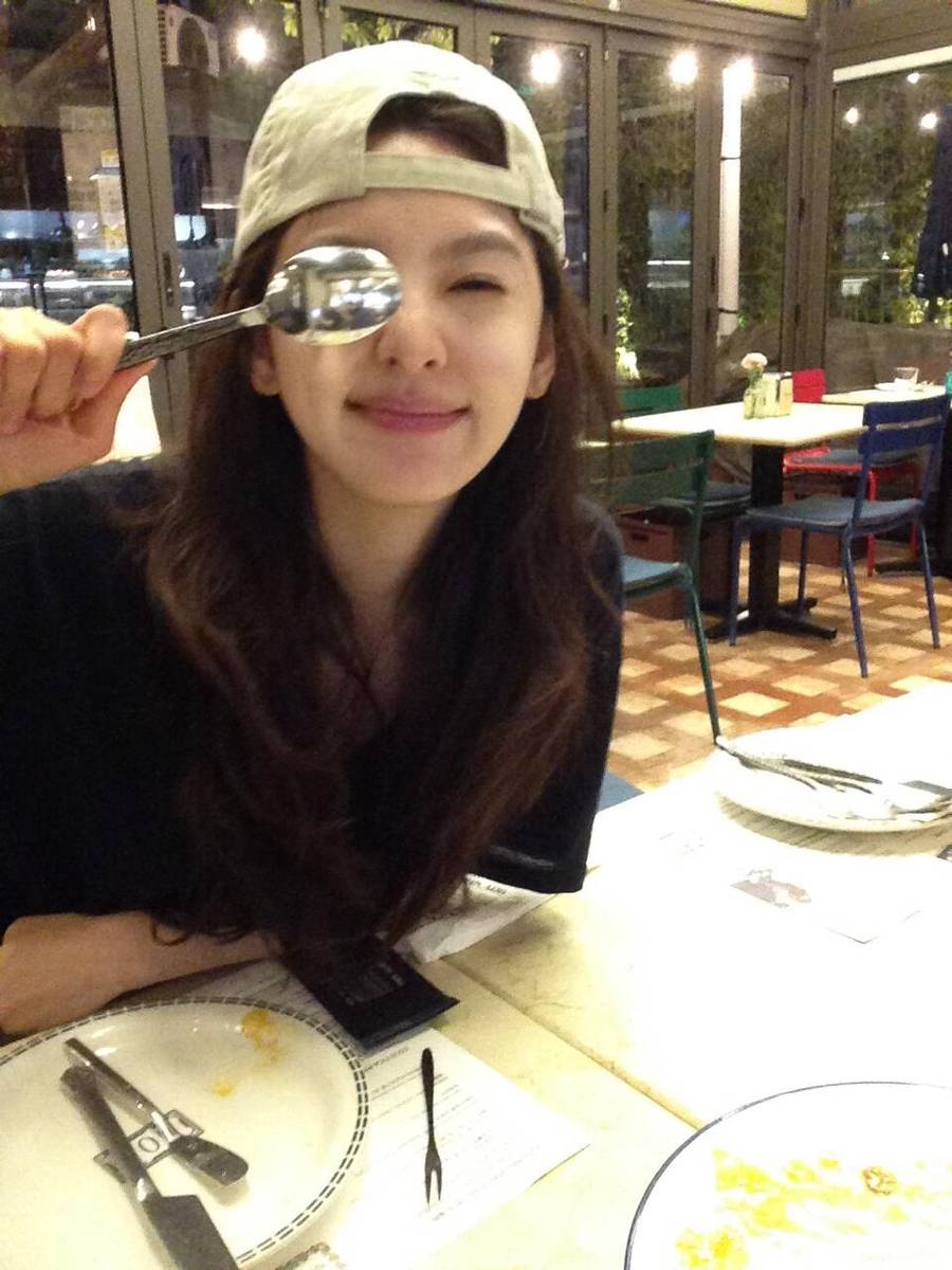 章若楠晒日常随拍灵动活泼 在美食前微笑娇憨可爱