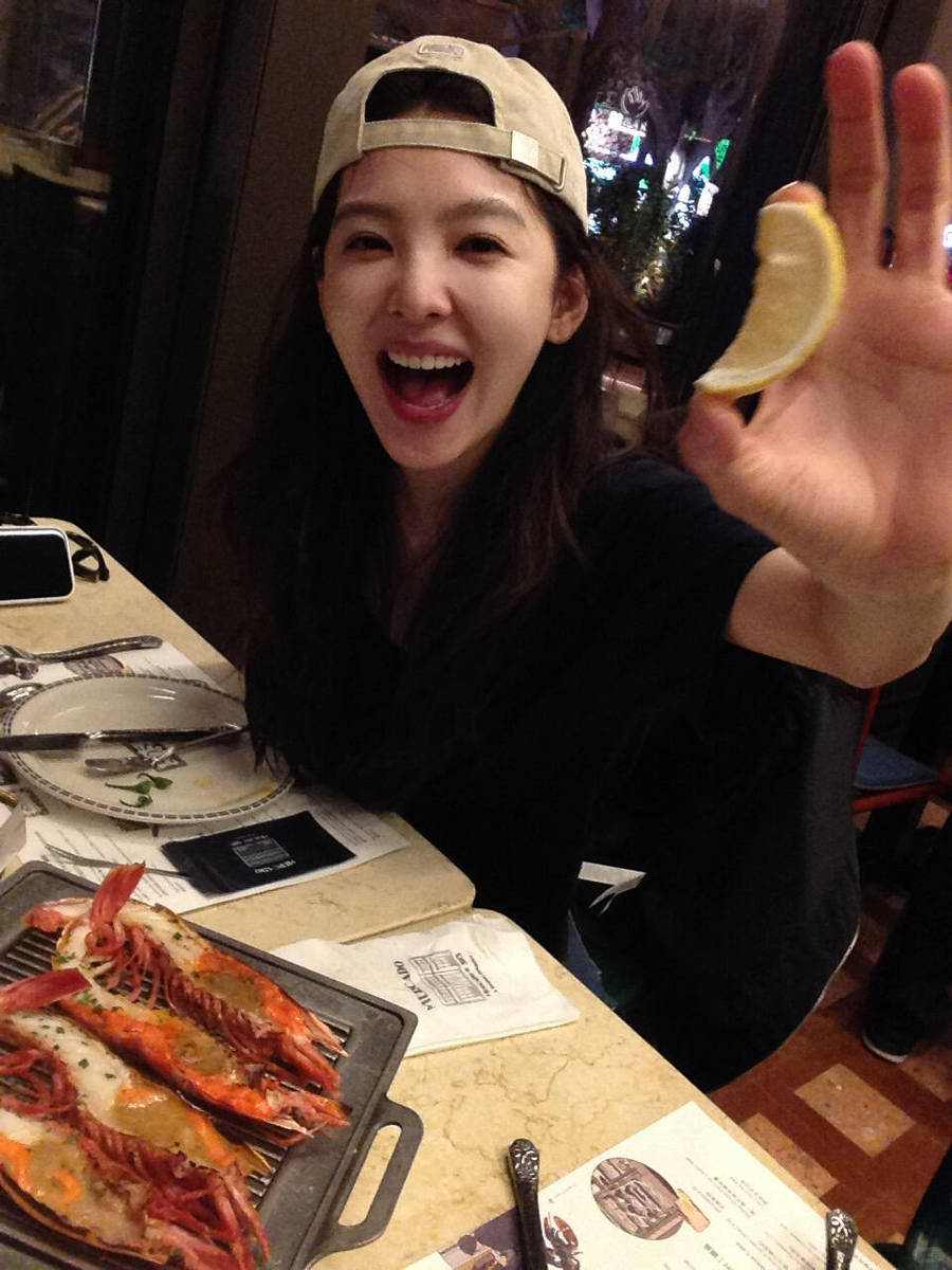 章若楠晒日常随拍灵动活泼 在美食前微笑娇憨可爱