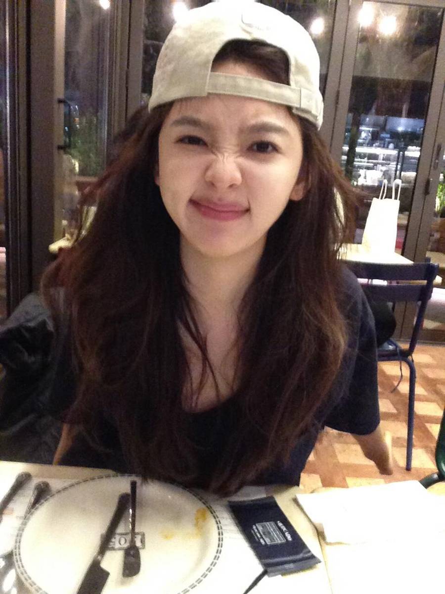 章若楠晒日常随拍灵动活泼 在美食前微笑娇憨可爱