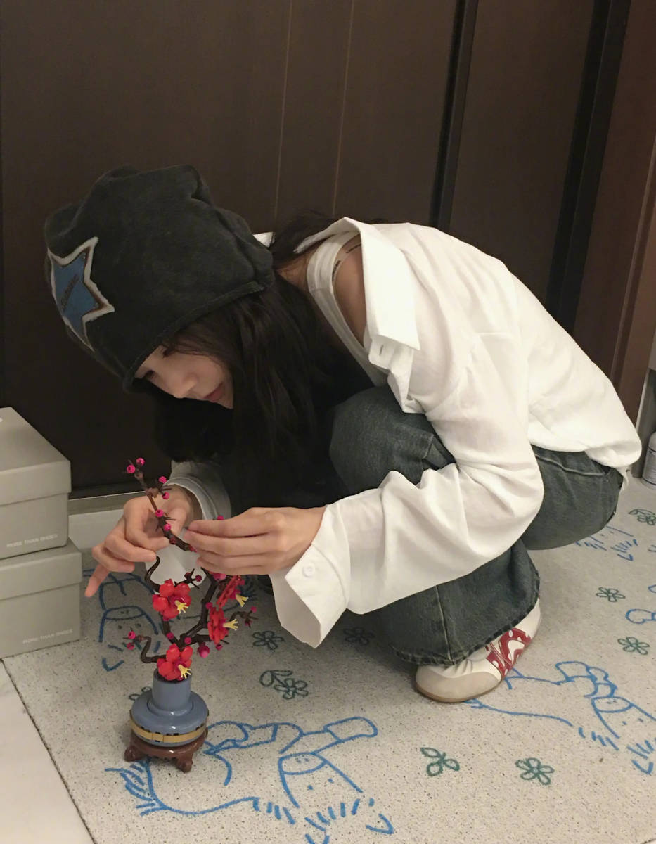 李一桐穿白色卫衣俏皮可爱 背着小狗出门自在随性