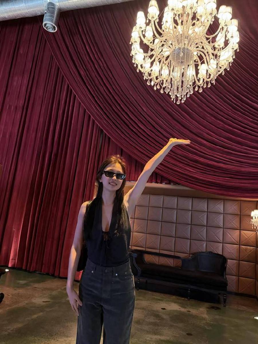 虞书欣露背装晒好身材 甜中带酷秒变美式辣妹