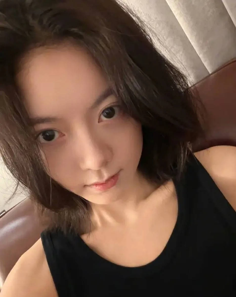 赵今麦晒夜晚骑行照身材纤细 素颜满脸胶原蛋白