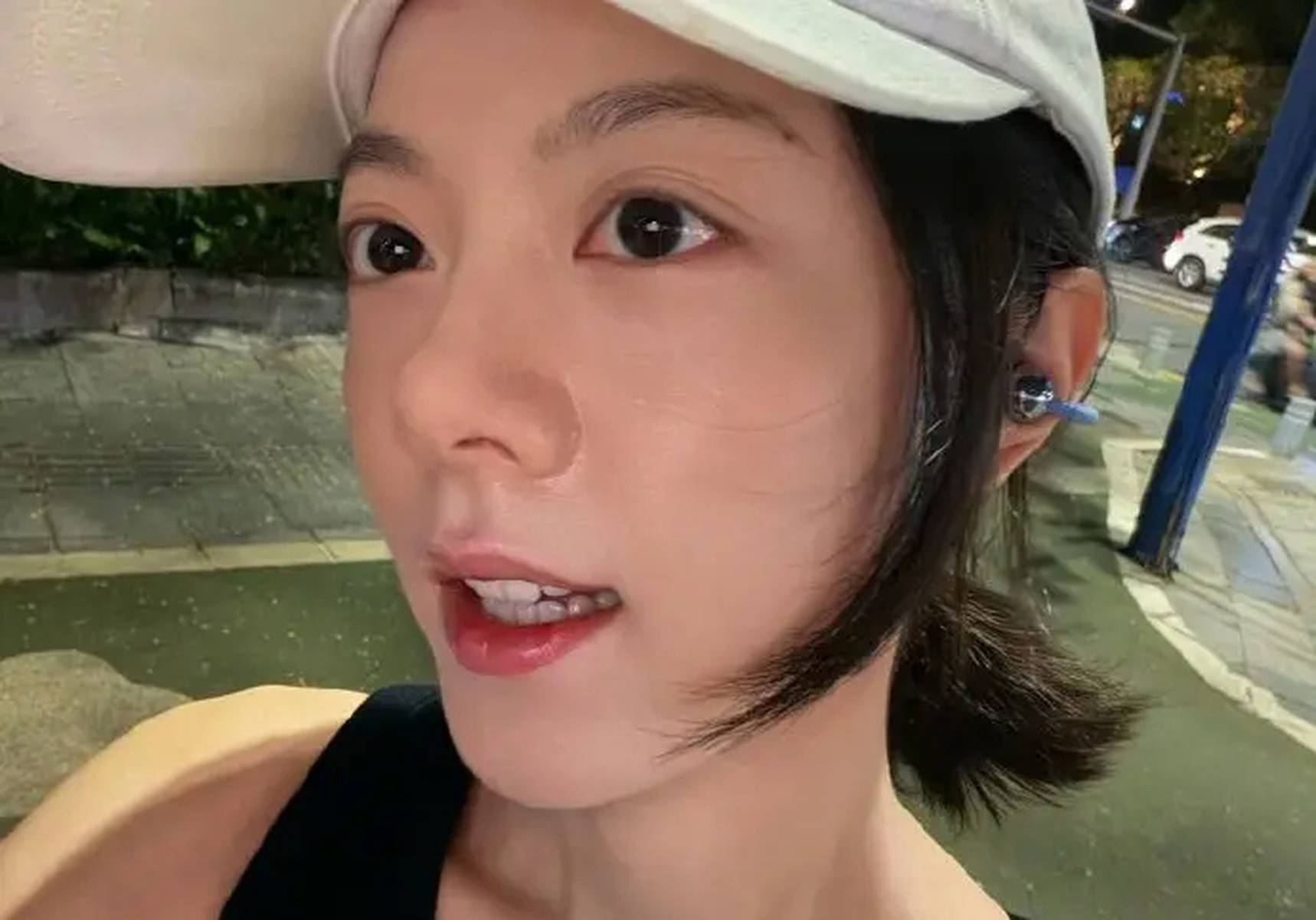 赵今麦晒夜晚骑行照身材纤细 素颜满脸胶原蛋白