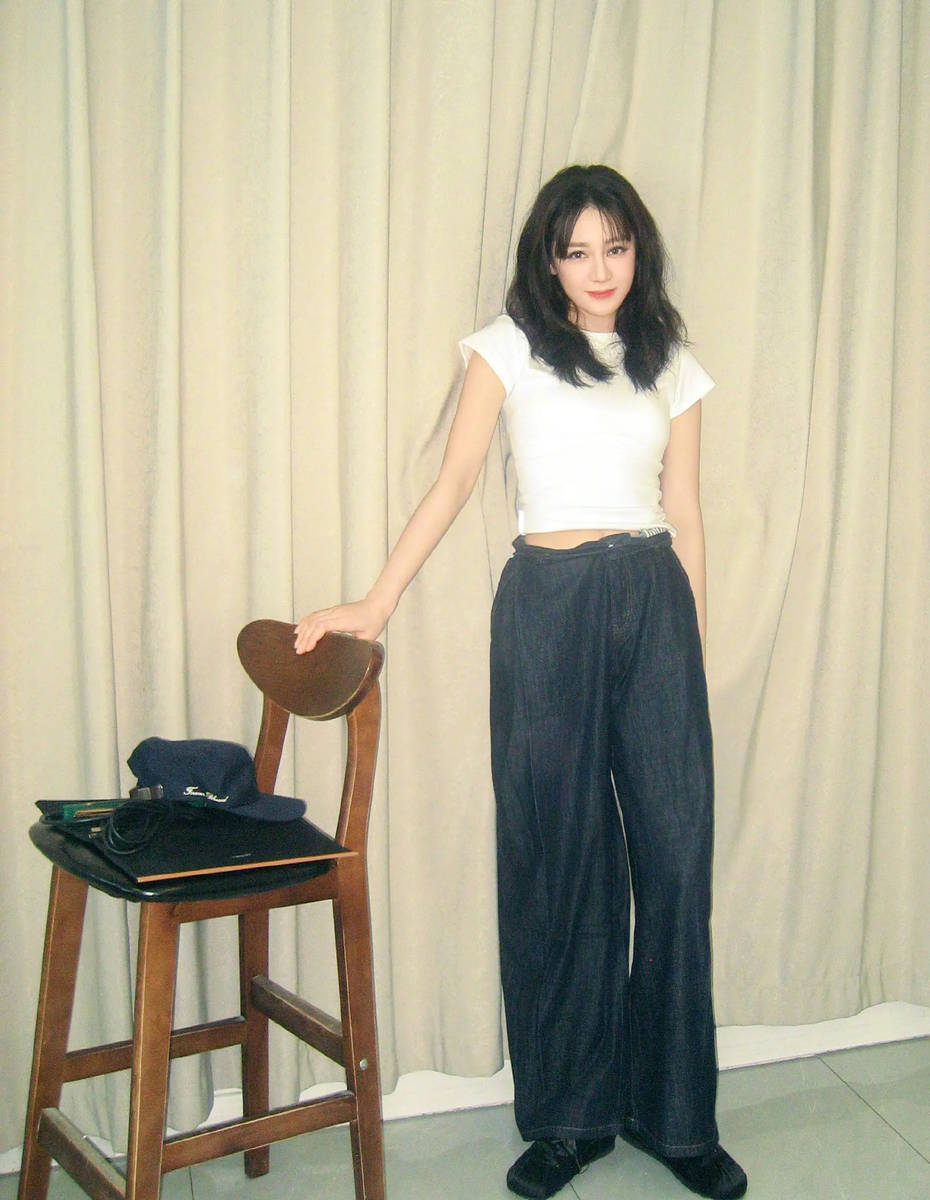 迪丽热巴更新美照 穿白色T恤化身元气少女活力满满