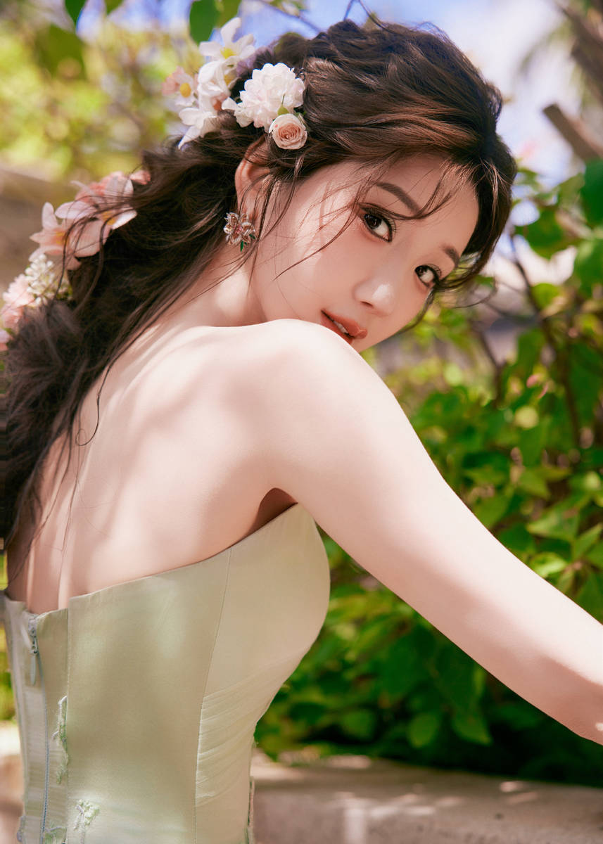 毛晓彤穿浅绿抹胸裙灵动明媚 对镜甜笑好似花仙子