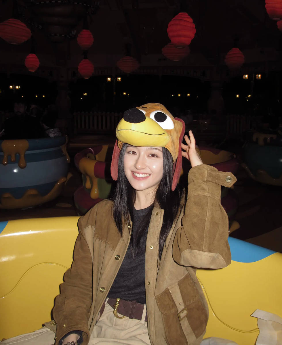 李兰迪晒迪士尼美照 带布鲁托帽子可爱俏皮