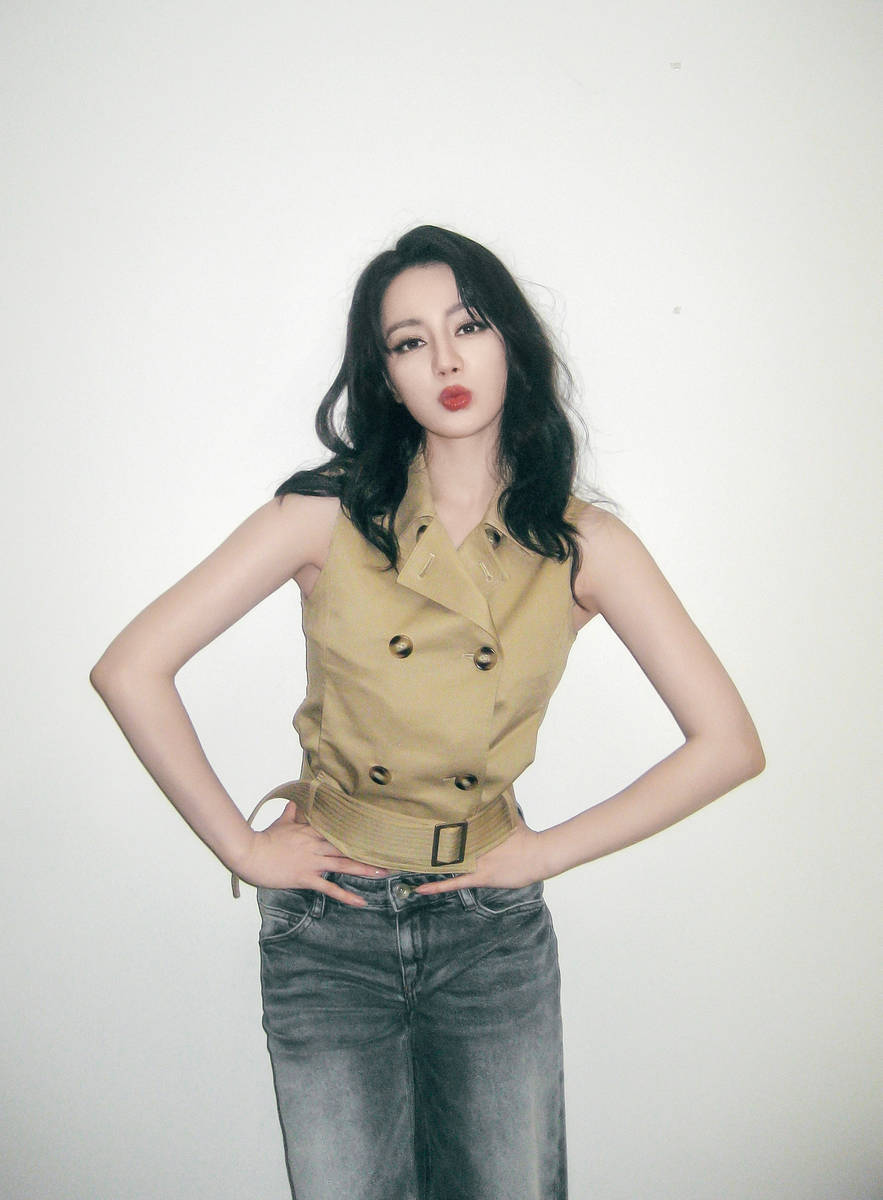 迪丽热巴美照俏皮可爱！嘟嘴wink少女感十足