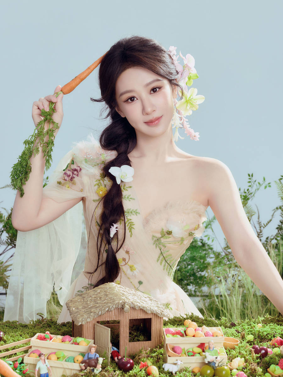 杨紫最新写真大片清新自然！穿斜肩轻纱裙优雅甜美