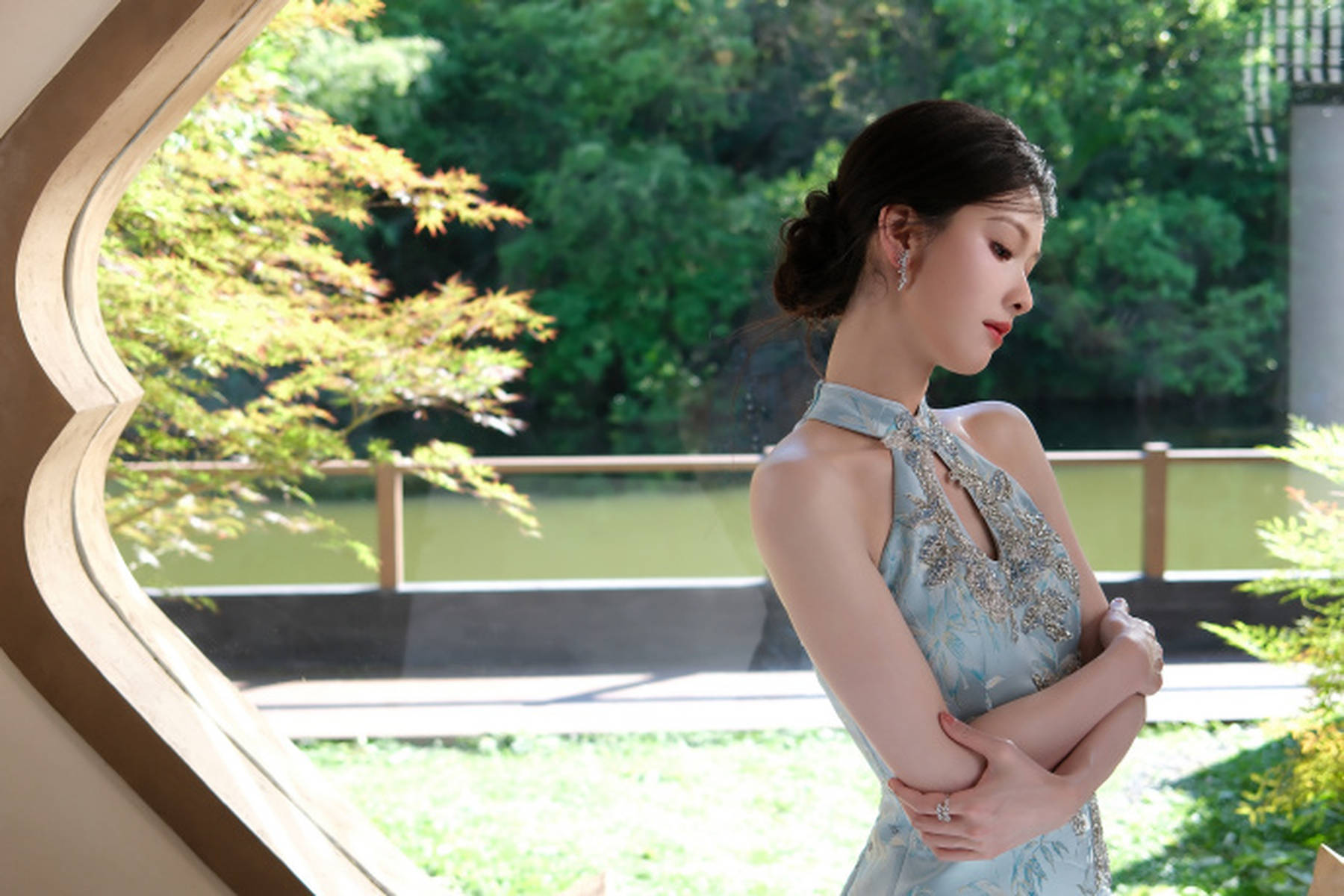 陈都灵穿浅蓝色新中式旗袍 清冷温婉尽显东方韵味