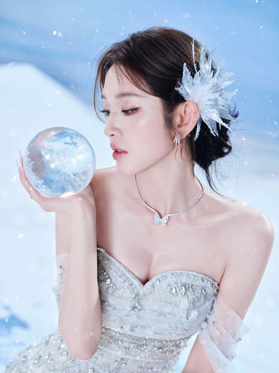 唐艺昕穿抹胸裙化身公主！于漫天飞雪里盛放温柔