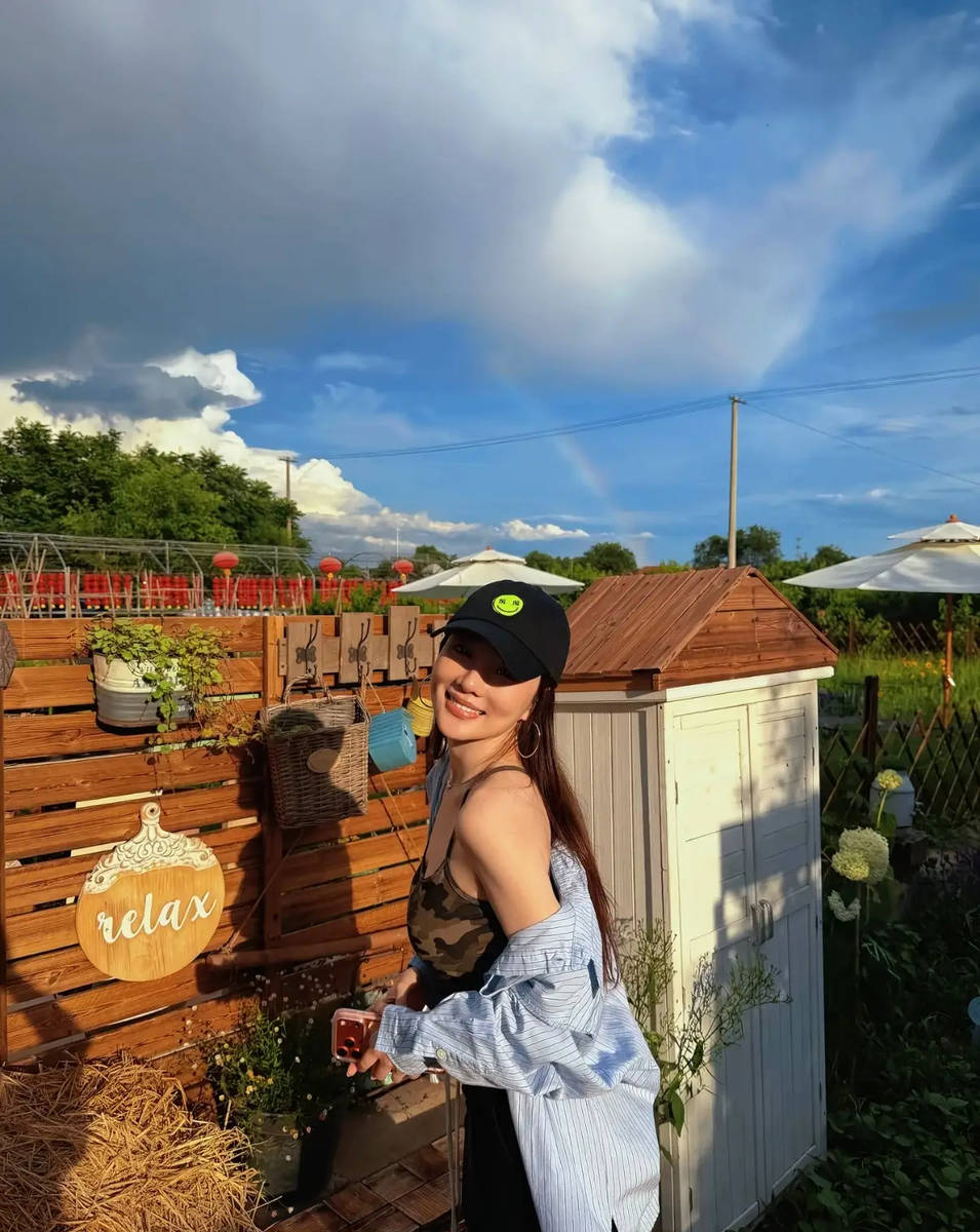 李小璐甜美比心自在随性 穿迷彩吊带衫身材火辣