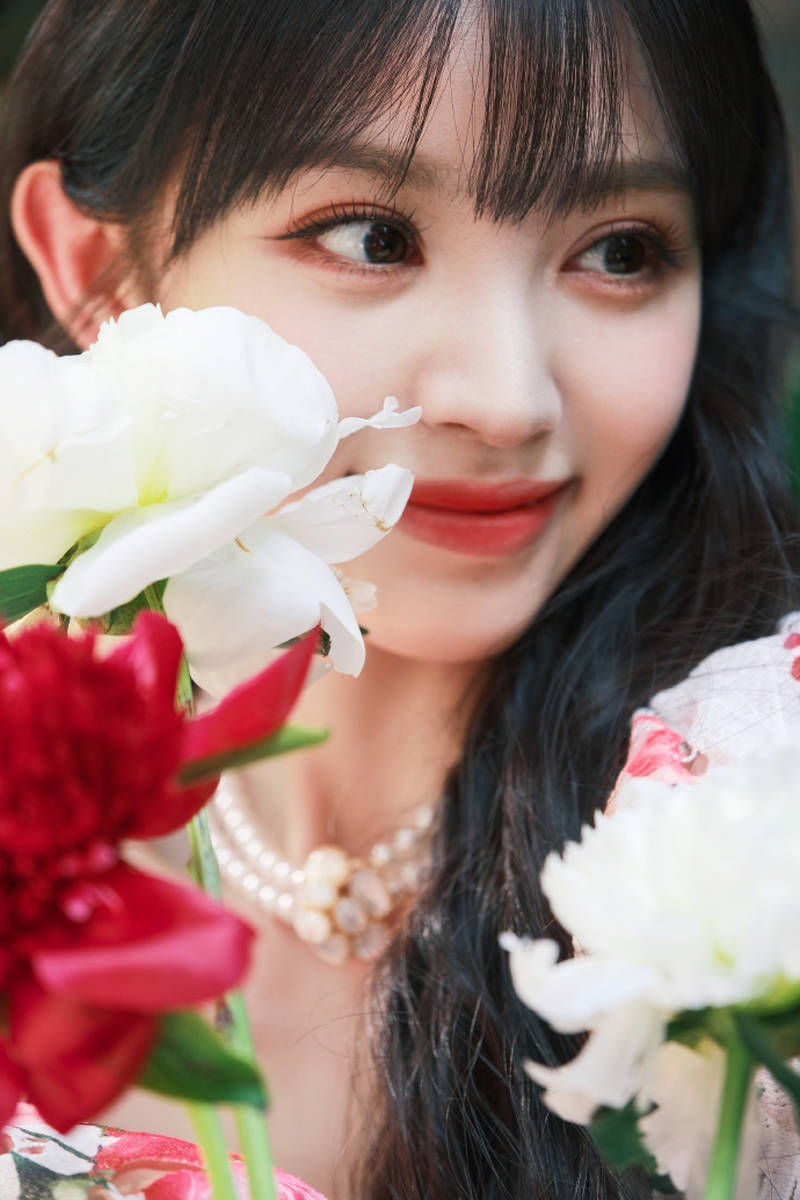 田曦薇身穿碎花长裙配卷发 笑容甜美文艺感十足