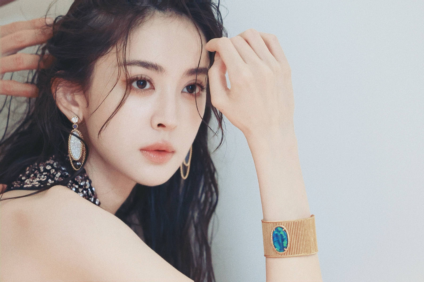 娜扎杂志大片花絮曝光 湿发造型清凉性感魅力十足