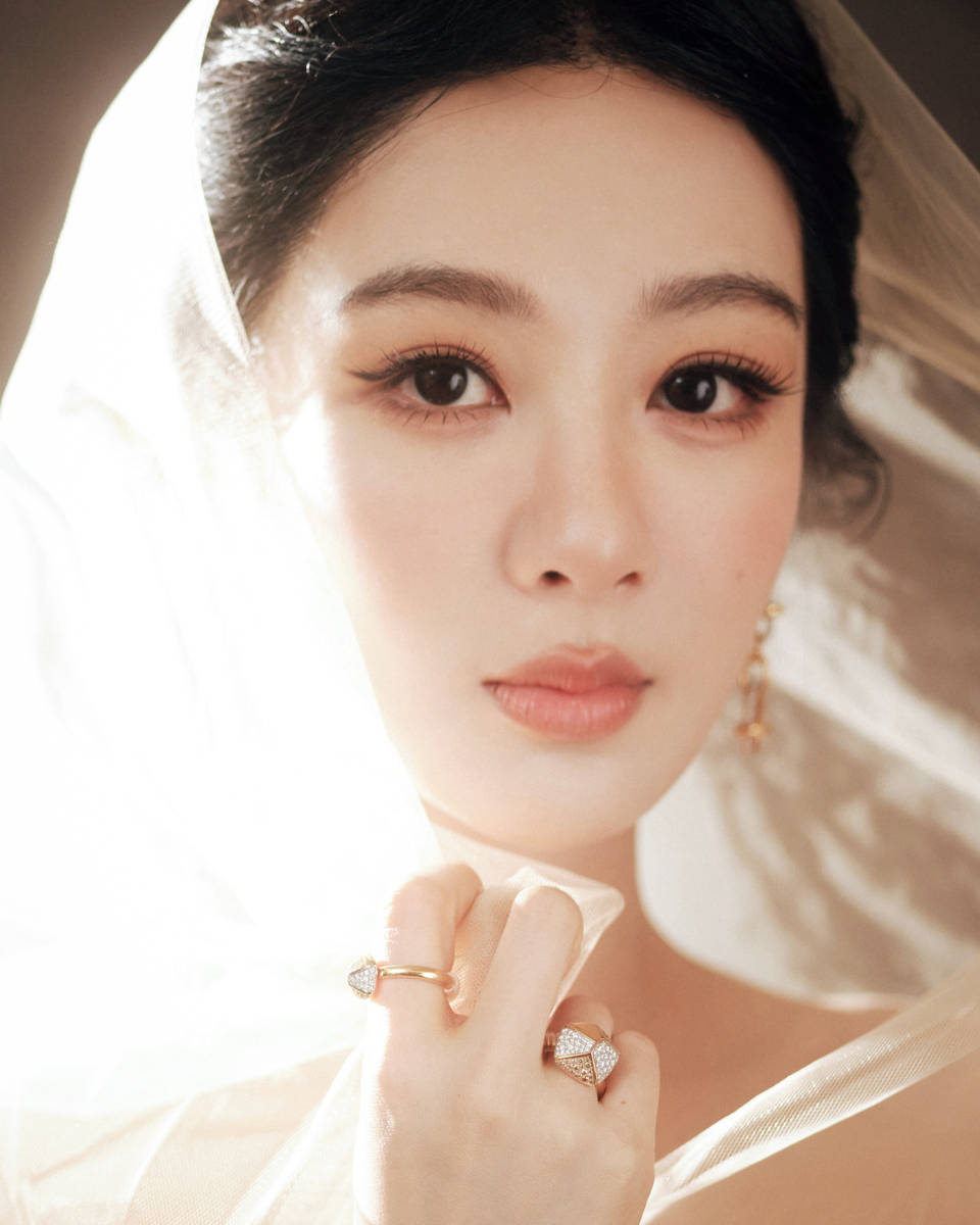 杨紫穿闪钻礼裙光彩照人 盘发造型优雅温婉气质佳