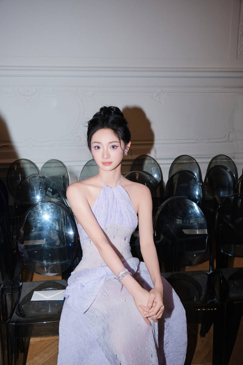 周洁琼参加巴黎时装周 穿淡紫色挂脖长裙秀好身材