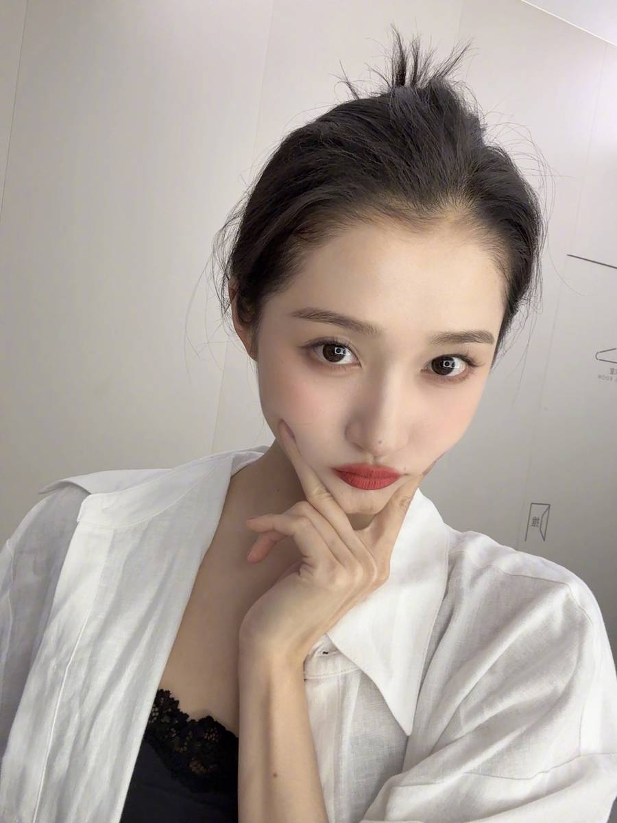 关晓彤晒自拍美照元气满满 嘟嘴比耶俏皮又可爱