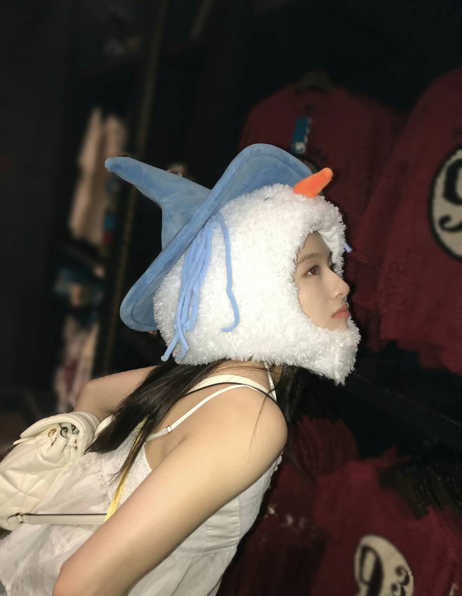 李兰迪戴雪人毛绒帽游玩自拍 可爱鲜活元气满满