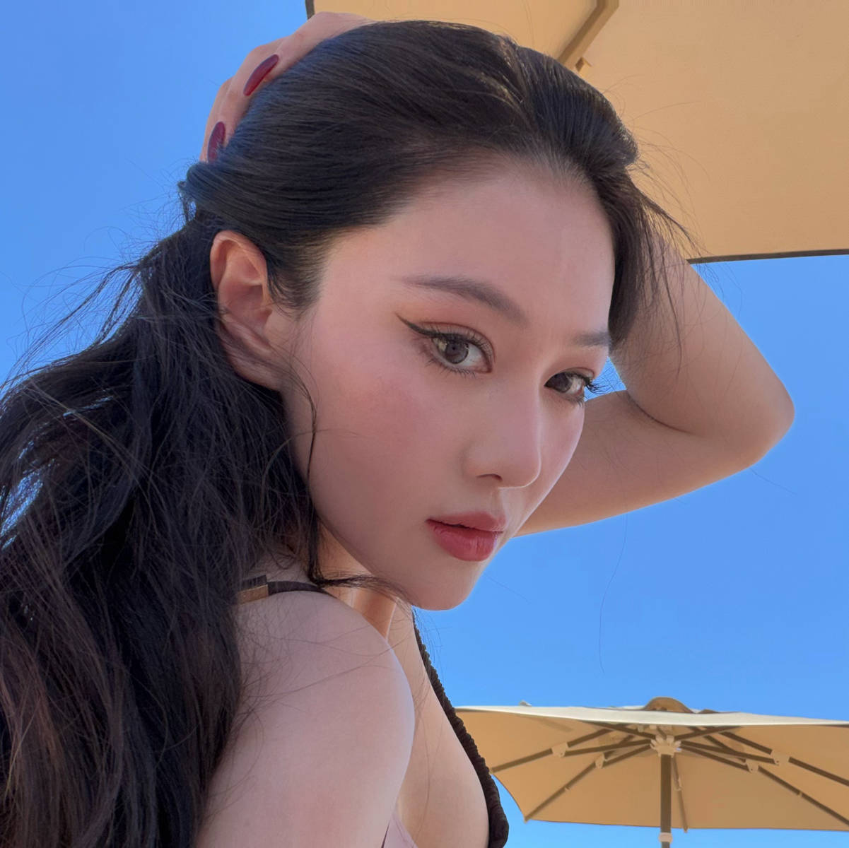张馨予比基尼大片慵懒性感 身姿曼妙尽显女人味
