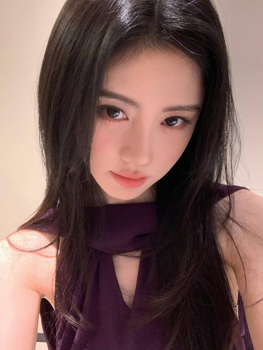 鞠婧祎穿暗紫色挂脖连衣裙 对镜自拍柔媚纯欲