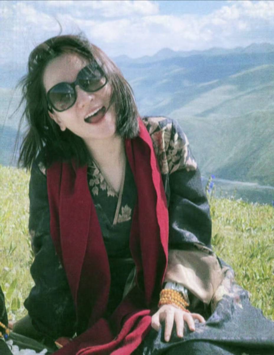 杨蓉穿黑金印花长裙配红围巾 徜徉高山松弛洒脱